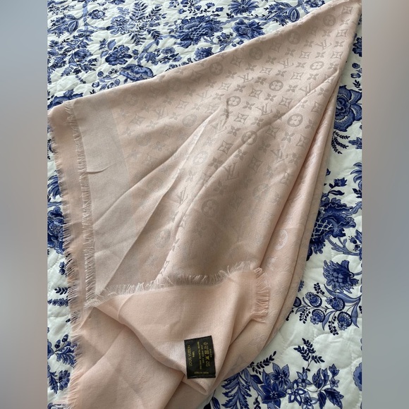 Louis Vuitton Monogram Classic Shawl - Picture 3 of 3